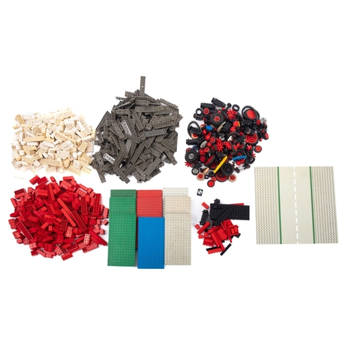 1057 - A collection of loose Lego, comprising bricks, wheels, cogs and tyres (a lot)