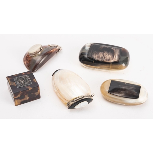 1081 - A collection of five snuff boxes. Comprising horn and celluloid examples some with white metal inlay... 