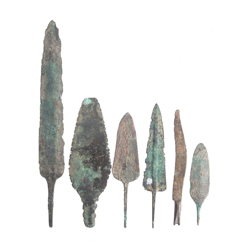 139 - A group of five Bronze Age arrowheads and a Bronze Age razor.(6)