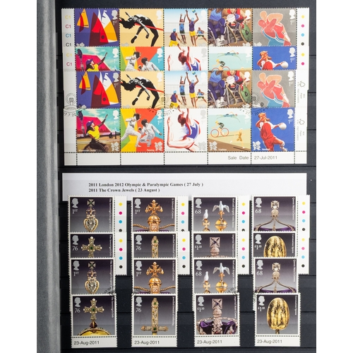 34 - Great Britain. A substantial collection of Great Britain decimal commemoratives with extras between ... 