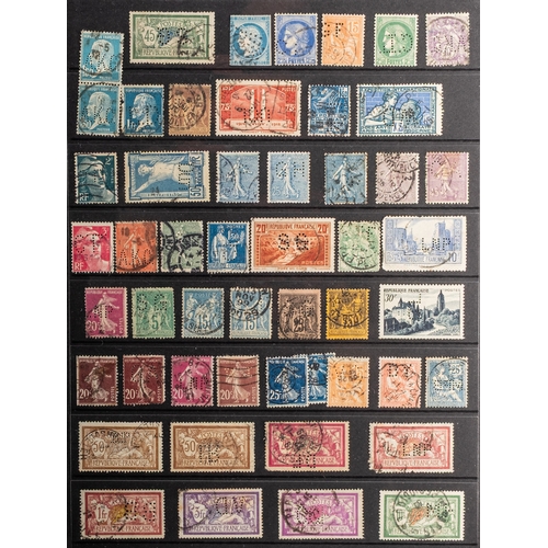 40 - France. A collection of French stamps in two volumes, comprising a boxed binder including Peace and ... 