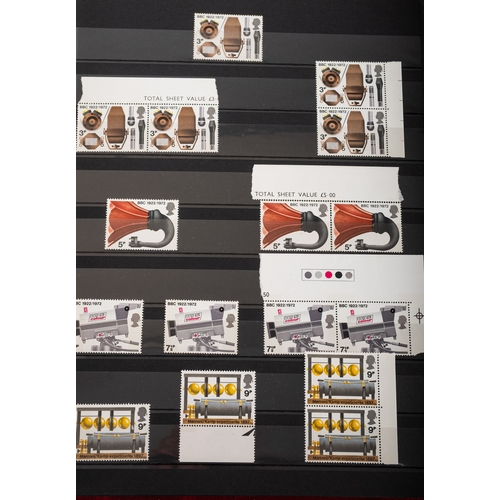 46 - Great Britain. A collection of general and duplicated stamps from Great Britain, mostly used, but in... 