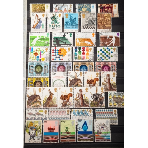 46 - Great Britain. A collection of general and duplicated stamps from Great Britain, mostly used, but in... 