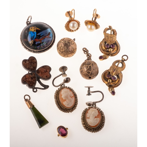 558 - A mixed collection of antique and vintage jewellery items, including a pair of bi-metal cameo drop s... 