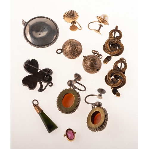558 - A mixed collection of antique and vintage jewellery items, including a pair of bi-metal cameo drop s... 