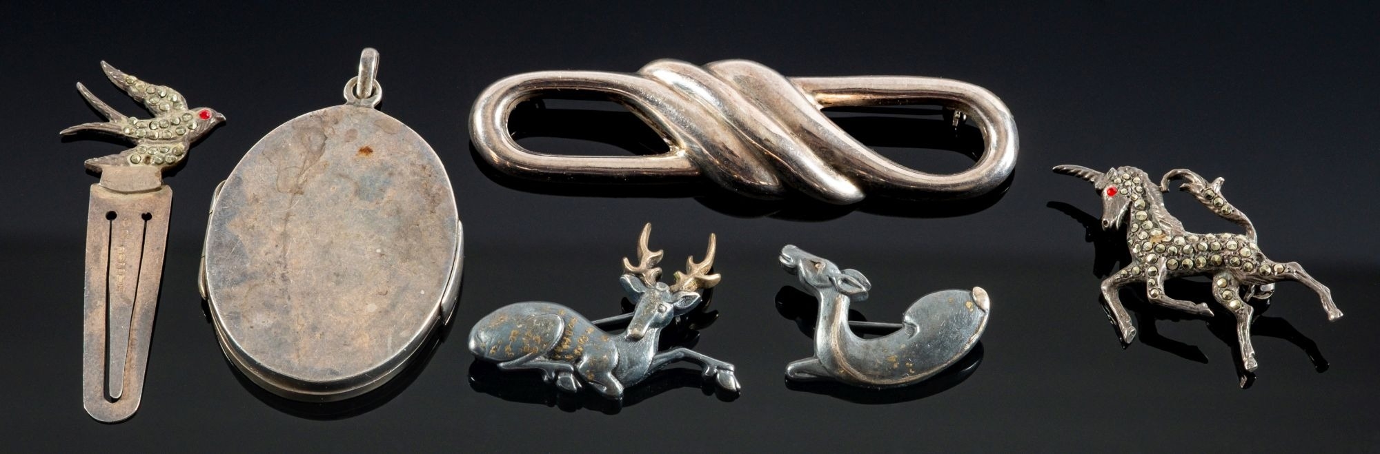 A small mixed collection of jewellery, including a plain silver oval ...