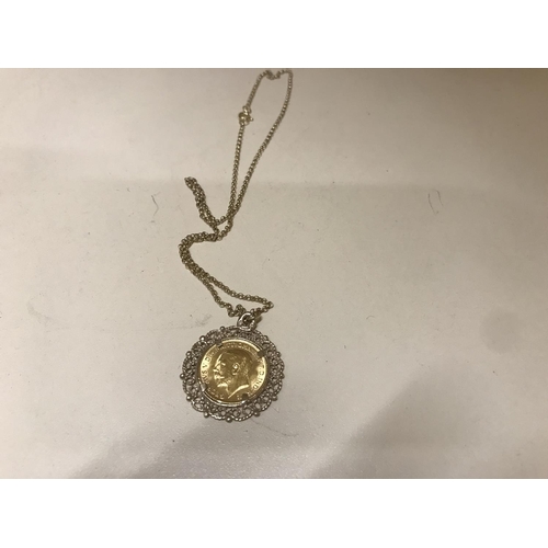 175 - 1915 Half Sovereign coin in 9ct gold mount & 9ct 18