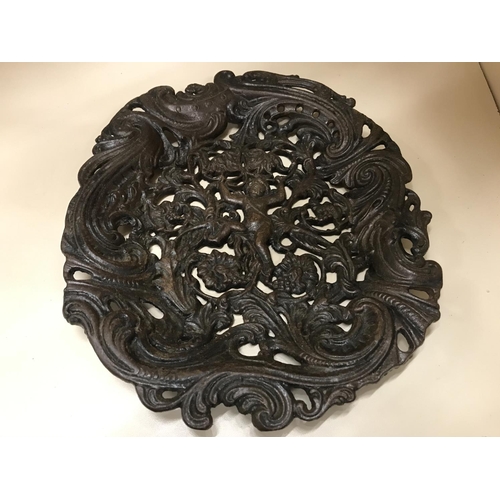 154 - Cast iron 'Cherub' dish, 9 x 8