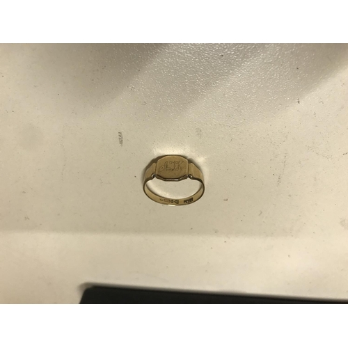 126 - 9ct Gold ring, 2.1g