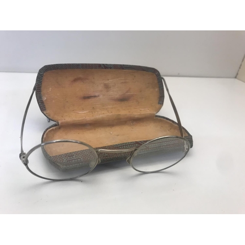 290 - Vintage glasses & case