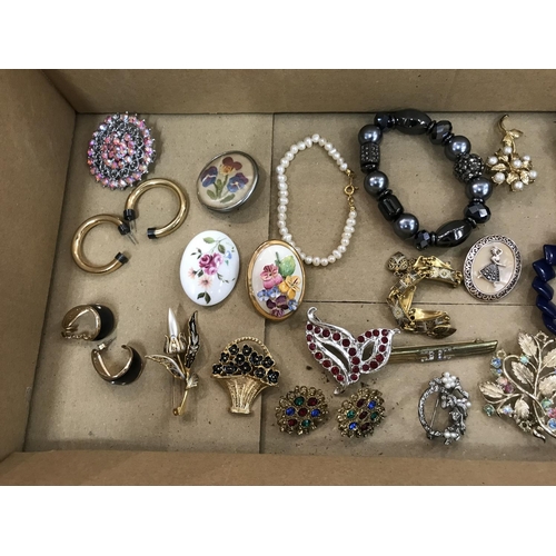 180 - Quantity mixed good condition Costume Jewellery