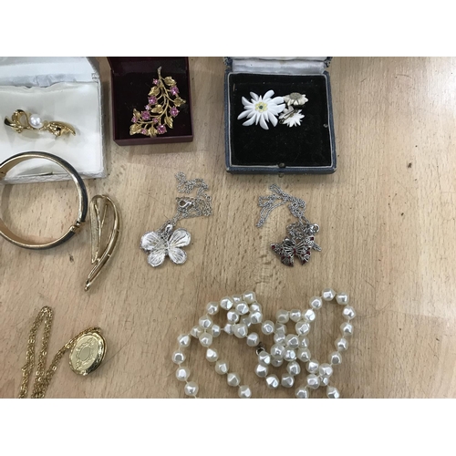 201 - Quantity Mixed Costume Jewellery inc boxed