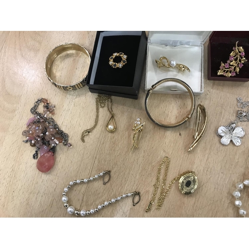 201 - Quantity Mixed Costume Jewellery inc boxed