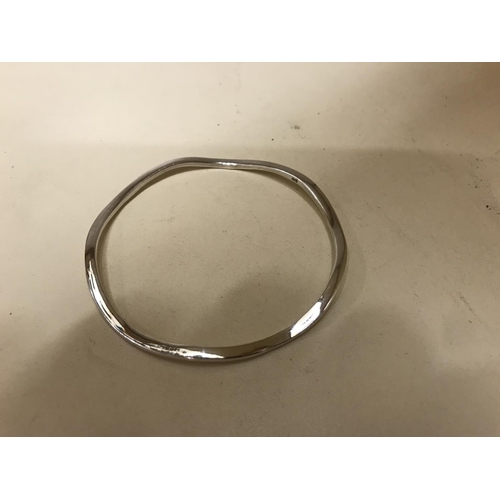 225 - 925 Silver 'Wave' Bangle