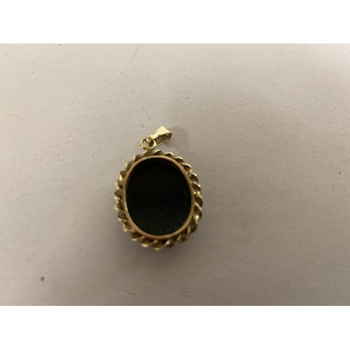 221 - 9ct Gold & Polished Stone Pendant/Fob