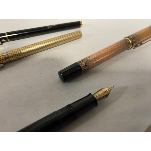 239 - 4 x Vintage Pens inc Sheaffer Fountain Pen with 14ct Gold Nib & 2 x Pierre Cardin