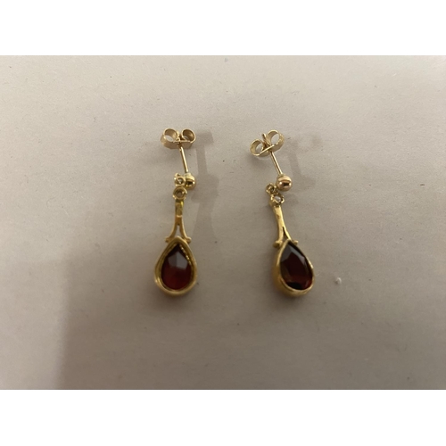 89 - 9ct Gold Pair of Red Stone (Garnet?) Earrings, Weight 2.49g