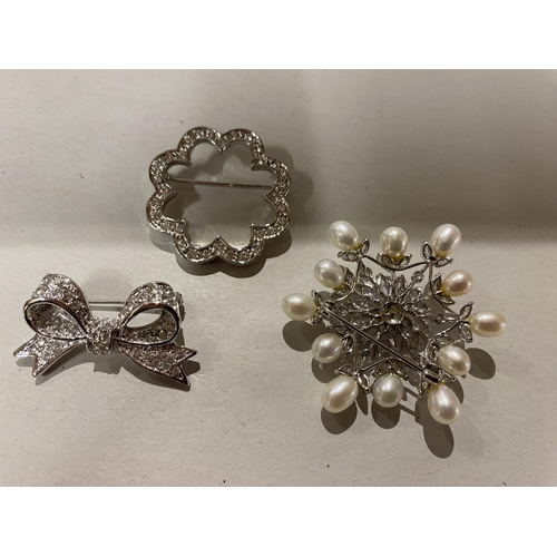 281 - 3 x Brooches