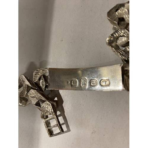 210 - Hallmarked Silver Bracelet, London 1977, Weight 45g