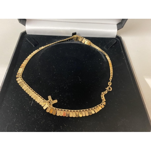 140 - 9ct Gold Fancy Necklace - Weighs 8g