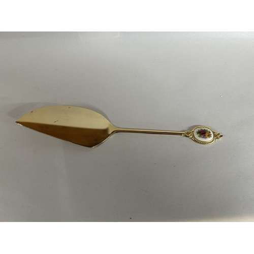 154 - Royal Albert Old Country Roses Cake Slice Server