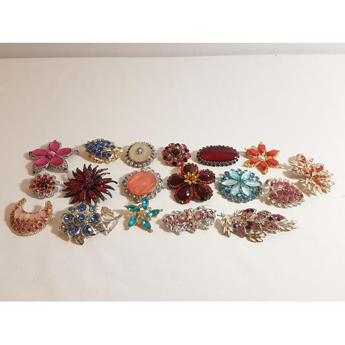 47 - Collection of brooches