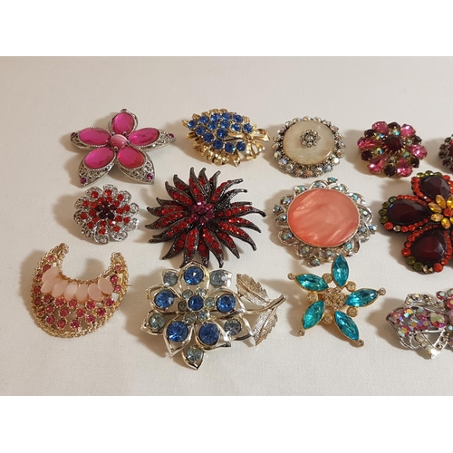 47 - Collection of brooches