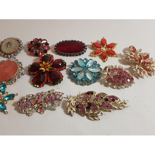 47 - Collection of brooches