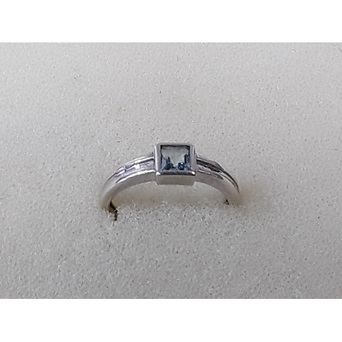 463 - 9ct white gold and topaz ring size L