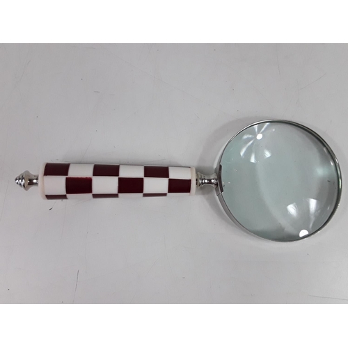 25 - Magnifying glass with chequered handle