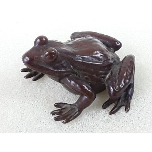 648 - Cast bronze frog figure