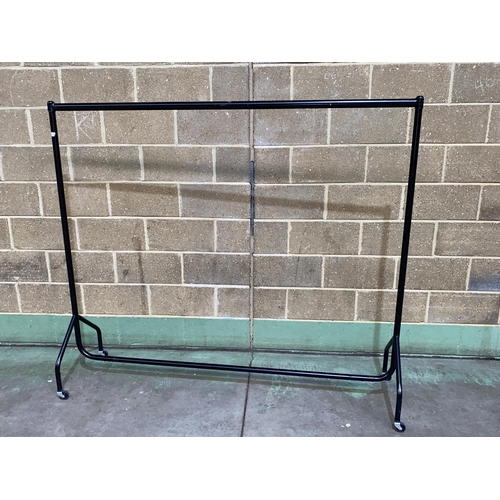 39 - METAL CLOTHES RAIL