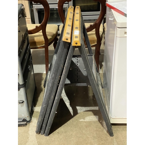 176 - PR OF FOLDING TRESTLES