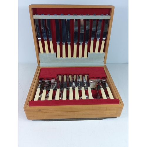 495 - Wooden cased canteen of cutlery