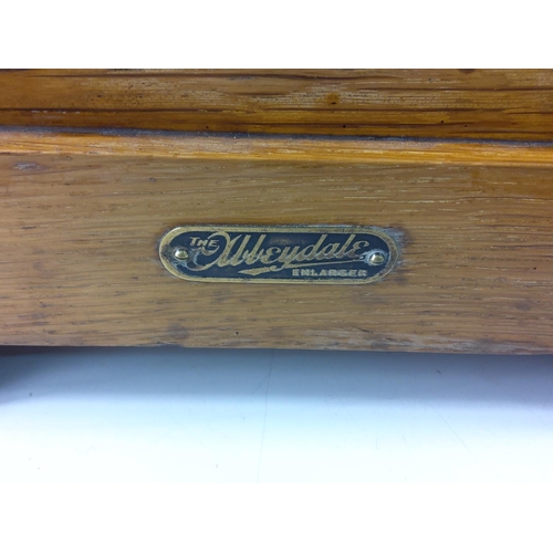 99 - Oak cased epidiascope
W.53cm x H.40cm x D.23cm