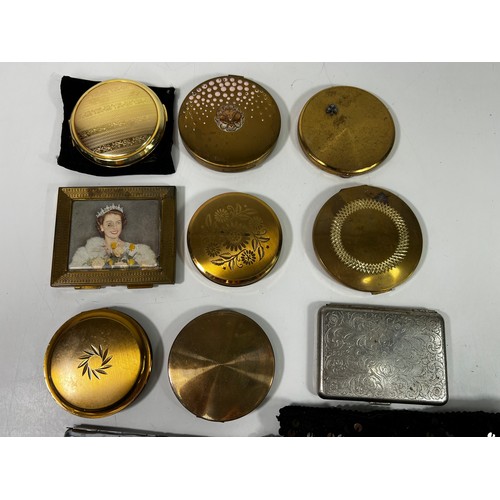 22 - Collection of various compacts and cigarette cases