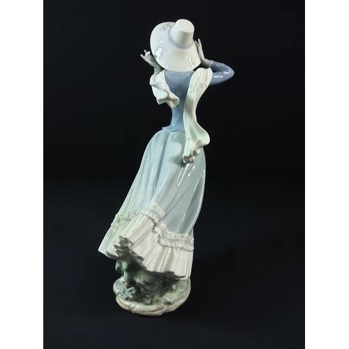 37 - Large Lladro lady