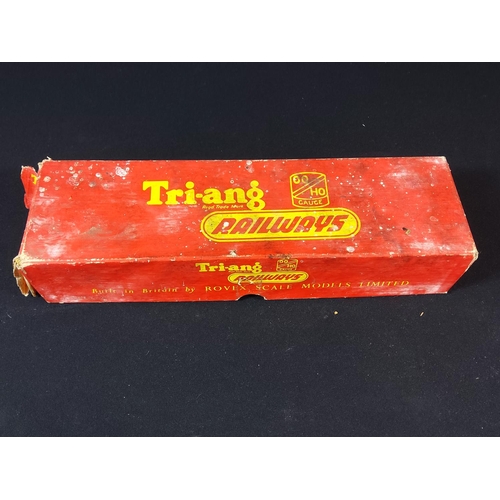 89 - Boxed Triang electric locomotive, unboxed locomotive, 2 rolling stock and 3 boxed rolling stock