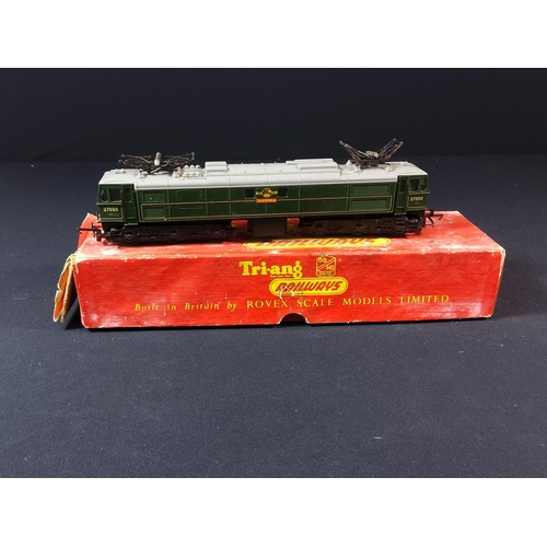 89 - Boxed Triang electric locomotive, unboxed locomotive, 2 rolling stock and 3 boxed rolling stock