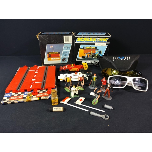 264 - Scalextric items and bandstand