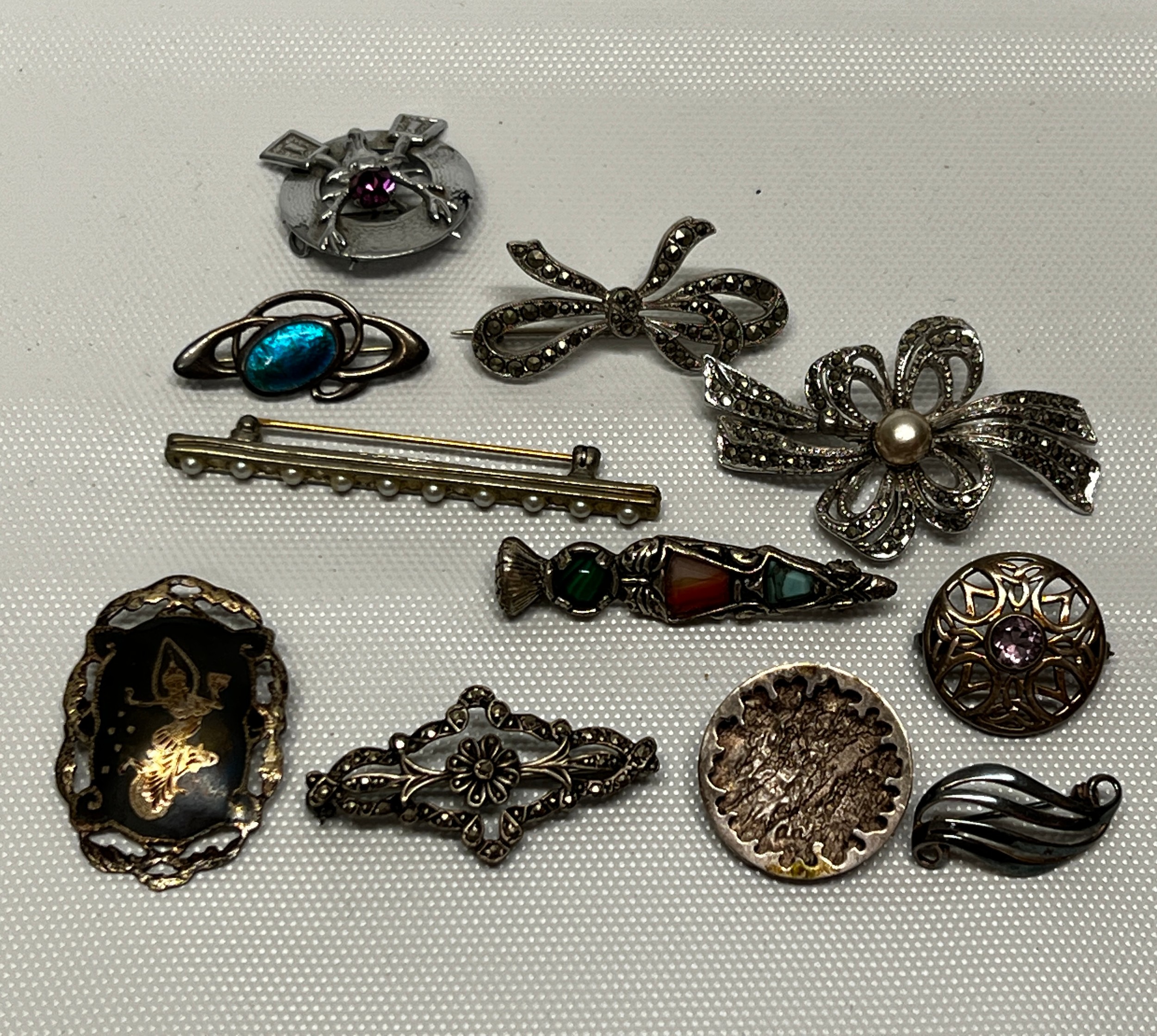 11 vintage brooches including silver