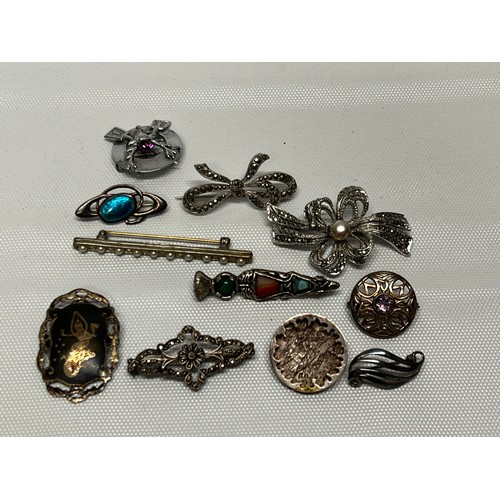 633 - 11 vintage brooches including silver