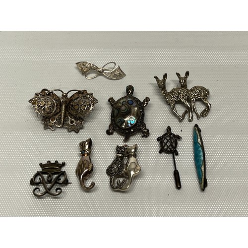634 - 9 vintage brooches including silver