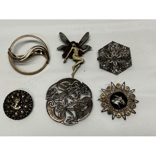 636 - 6 various brooches including silver