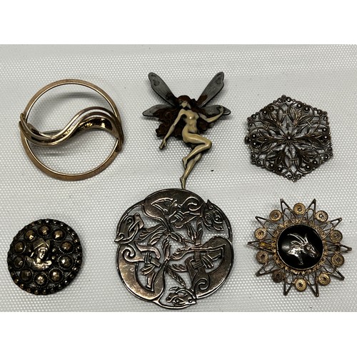 636 - 6 various brooches including silver