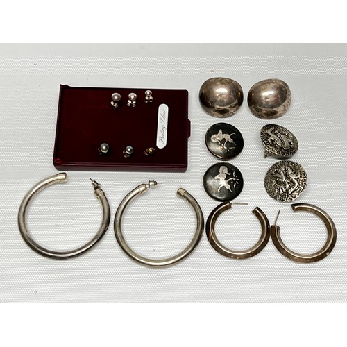 657 - Quantity of silver earrings