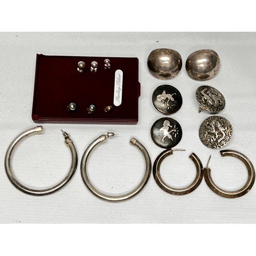 657 - Quantity of silver earrings