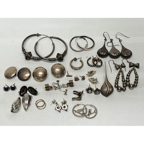 656 - Quantity of silver earrings