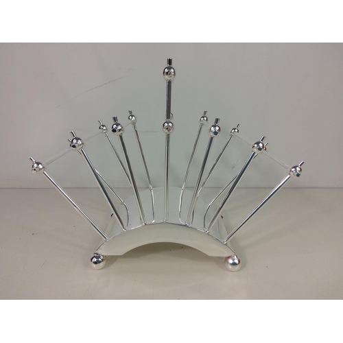 121 - Unusual plated toast rack