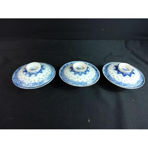 324 - 3 Oriental dishes and saucers